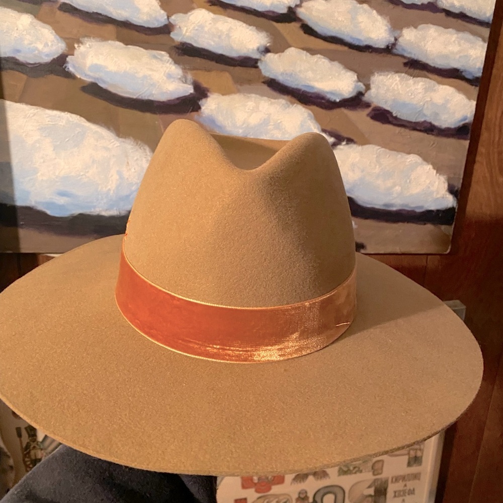 THE MIRAGE caramel hat from lack of color